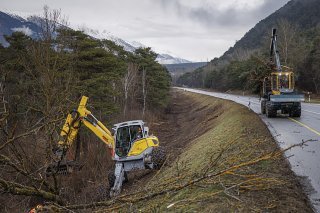 Des travaux préparatoires ont démarré mi-janvier pour la traversée du Bois de Finges. KEYSTONE/Valentin Flauraud