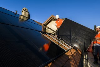 L'installation de panneaux solaires compte parmi les solutions destinées à accroître la souveraineté énergétique du canton de Vaud (illustration). KEYSTONE/JEAN-CHRISTOPHE BOTT