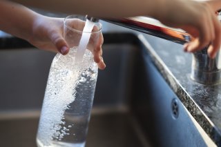 Entre 2019 et 2021, près d’un dixième de la population a consommé de l’eau potable affichant des concentrations de métabolites du chlorothalonil dépassant la valeur maximale admise (image d'illustration). KEYSTONE/GAETAN BALLY