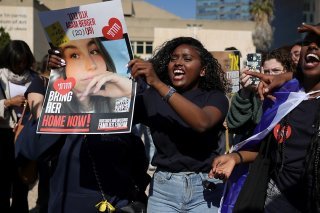 Agam Berger a été libérée après quasi 16 mois de captivité. Sa libération est ici célébré à Tel Aviv jeudi. KEYSTONE/EPA/ABIR SULTAN