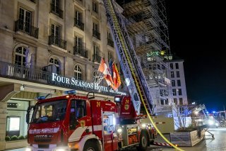 L'incendie, qui a éclaté dans les combles de l'Hôtel des Bergues à Genève, a pu être rapidement maîtrisé par les pompiers. KEYSTONE/MARTIAL TREZZINI