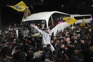 Une foule accueille des prisonniers palestiniens après leur libération de la prison israélienne suite à un accord de cessez-le-feu entre Israël et le Hamas, dans la ville de Ramallah en Cisjordanie jeudi. KEYSTONE/AP/Mahmoud Illean