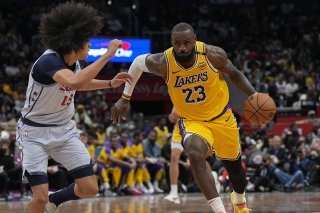 Kyshawn George (à gauche) a souffert face aux Lakers de LeBron James (é droite) KEYSTONE/AP/Jess Rapfogel