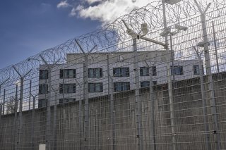 A Genève, deux services de l'office cantonal de la détention ont fusionné. Objectifs: mieux suivre les personnes condamnées pour maximiser leurs chances de réinsertion et réduire le risque de récidive (illustration). KEYSTONE/MARTIAL TREZZINI