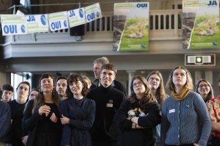 L'heure n'est pas à la fête dimanche pour les partisans de l'initiative populaire pour la responsabilité environnementale. KEYSTONE/PETER KLAUNZER