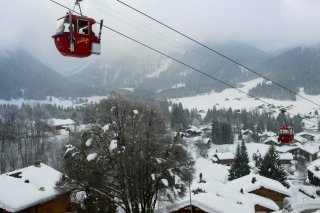 Le WWF Vaud et Pro Natura Vaud ont fait opposition aux nouveaux projets prévus pour relancer le domaine d'Isenau. Ici, les anciens oeufs rouges à l'arrêt depuis 2017 (archives). KEYSTONE/JEAN-CHRISTOPHE BOTT