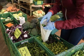 Pour les consommateurs, la saisonnalité et l'origine des légumes sont plus importantes que le label bio (image d'illustration). KEYSTONE/ANTHONY ANEX