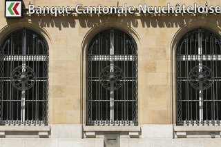 Principal moteur de la banque, les opérations d'intérêt ont reculé de 3,3% à 132,6 millions. Les opérations de commissions et prestations de service ont par contre avancé de 2,7% à 31,4 millions. Enfin, les revenus provenant du négoce ont enflé de 20,2% à 14,2 millions. KEYSTONE/THOMAS DELLEY