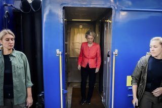 La présidente de la Commission européenne Ursula von der Leyen s'est déjà rendue plusieurs fois à Kiev depuis l'invasion lancée le 24 février 2022 par la Russie (archives). KEYSTONE/AP Pool dpa/CHRISTOPH SOEDER