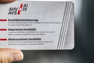 Le Centre patronal propose de privilégier le nombre d'années de cotisations à un âge légal de la retraite pour l'obtention de l'AVS. KEYSTONE/CHRISTIAN BEUTLER