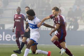 Le dernier duel entre le LS d'Alvyn Sanches (à gauche) et le Servette de Miroslav Stevanovic (à droite) avait été remporté 1-0 par les Vaudois (archives). KEYSTONE/SALVATORE DI NOLFI