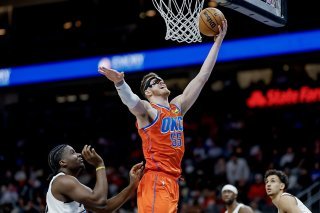 Clint Capela (à gauche) et Atlanta ont paru impuissants face à Isaiah Hartenstein (au panier) et Oklahoma City. KEYSTONE/EPA/ERIK S. LESSER