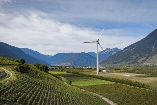 Le Conseil fédéral et le Parlement veulent accélérer la construction de centrales solaires, éoliennes et hydroélectriques, au détriment du droit de recours des organisations (archives). KEYSTONE/VALENTIN FLAURAUD