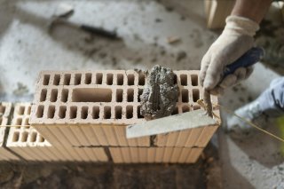 Dans le canton de Vaud, le nombre de semaines de vacances pour les apprentis maçons a été sensiblement augmenté.