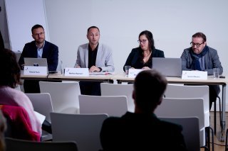 Sion, le 25 novembre 2024, Évolution de la situation sociale et politique du logement Les données statistiques sont essentielles pour orienter les politiques publiques. Quatre ans après une première publication sur la situation sociale en Valais, un nouveau rapport permet de découvrir son évolution et d’effectuer un bilan des politiques sociales mises en place. Il s’accompagne de recommandations faites à l’Etat du Valais pour lutter contre la précarisation d’une partie des ménages valaisans. Cette étude servira de boussole pour les politiques sociales qui seront mises en place, notamment par le Département de la santé, des affaires sociales et de la culture (DSSC). Cette conférence de presse permettra également de présenter la première étude réalisée en Valais sur la question du logement, avec un état des lieux et des pistes de mesures pour développer une politique cantonale du logement.en présence de : Mathias Reynard Chef du Département de la santé, des affaires sociales et de la culture (DSSC) Roland Favre Adjoint au chef de Service de l’action sociale (SAS) Maude Louviot Adjointe scientifique à la HES-SO Valais / Wallis Gérard Moulin Président du Conseil de l’action sociale . © Sedrik Nemeth