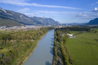 La 3e correction du Rhône (R3) se poursuit dans le Chablais avec plusieurs étapes majeures : la fin du chantier de la nouvelle digue des Grandes Îles, le lancement du premier chantier bi-cantonal aux Îles des Clous et la mise à l’enquête publique de la mesure prioritaire Delta dans les communes de Noville dès le 24 janvier et Port-Valais dès le 23 janvier jusqu’au 23 février 2026.