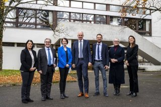 Christine Haesler, Conseillere d'Etat du canton de Berne, Frederic Borloz, Conseiller d'Etat du canton de Vaud, Crystel Graf, Conseillere d'Etat du canton de Neuchatel, Christophe Darbellay, Conseiller d'Etat du canton du Valais, Martial Courtet, Ministre du canton du Jura, Sylvie Bonvin-Sansonnens, Conseillere d'Etat du canton de Fribourg et Anne Hiltpold, Conseillere d'Etat du canton de Geneve, de gauche a droite, posent lors d'une conference de presse de l'ensemble des Conseilleres et Conseillers d'Etat latin en charge de la formation et membres de la Conference intercantonale de l'instruction publique de la Suisse Romande et du Tessin, CIIP, le jeudi 21 novembre 2024 a Lausanne. (KEYSTONE/Jean-Christophe Bott)