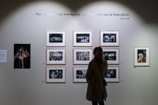 Une personne regarde des photographies de la nouvelle exposition
