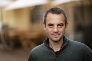 Emmanuel Revaz, pour le parti Les Vert-e-s, candidat au Conseil d'Etat du canton du Valais pour les prochaines elections cantonales pose le vendredi 6 decembre 2024 a Sion. (KEYSTONE/Jean-Christophe Bott)