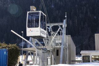 La cabine du telepherique part depuis le village de Champsec photographie lors de l'inauguration du telepherique Champsec - Sarreyer ce samedi, 15 fevrier 2025 a Champsec. Depuis les intemperies de juillet 2024 dans le Val de Bagnes, le village de Sarreyer est uniquement accessible au moyen d'une route forestiere (route du Soleil). A partir du 17 fevrier 2025, un telepherique provisoire completera l'offre de mobilite (KEYSTONE/Cyril Zingaro)