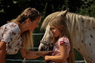 Lisa Fatio avec une élève, lors d'un cours de Pédagogie équine.