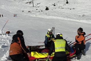 Les secours valaisans s'apprêtent à passer les fêtes en action. (Ici en intervention sur les pistes d'Anzère le 17 décembre 2024)