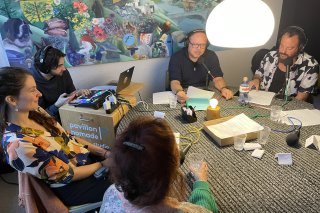 Dans le studio de Pavillon Nomade : de gauche à droite, Mathéo à la technique, Jimmy Zimmermann et Elvio au micro.