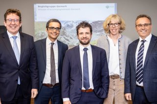 la Confédération, le canton du Valais, Grande Dixence SA et des représentants des communes concédantes se sont réunis en présence du conseiller fédéral Albert Rösti pour créer le « Groupe d’accompagnement Gornerli »