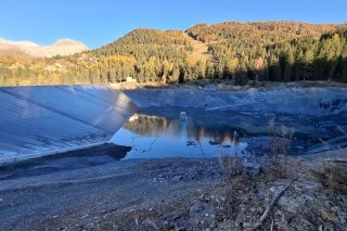 La nouvelle digue, qui recouvre l'ancienne, a été rehaussée de six mètres. Les travaux ont débuté en avril 2022 et se sont terminés le 30 octobre 2024.