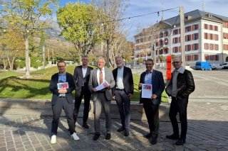 Le comité du "OUI" à la réforme EFAS. De gauche à droite, Philippe Nantermod, conseiller national PLR, Kristian Schneider, vice-président de H+ Les Hôpitaux de Suisse, Benjamin Roduit, conseiller national, Le Centre, Philippe Eggimann, vice-président de la Fédération des médecins suisses et président de la Société médicale de la Suisse romande, Bruno Perroud, député UDC et Gérard Villarejo, président de l’Association suisse des infirmiers indépendants.
