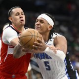 Kyshawn George (à gauche) et les Wizards ont subi la loi du Magic de Paolo Banchero (5) vendredi KEYSTONE/AP/Nick Wass