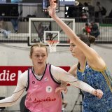 La Nyonnaise Samantha Breen (à gauche) a brillé face à Elfic KEYSTONE/PETER SCHNEIDER