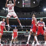 Kyshawn George (à gauche) voit Julian Phillips s'envoler au rebond. KEYSTONE/AP/Nam Y. Huh