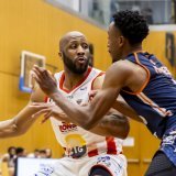 Joanis Maquiesse (à droite) et Neuchâtel ont fait plier les Lions de Juwann James samedi KEYSTONE/SALVATORE DI NOLFI