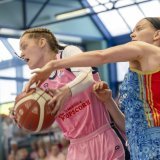 Samantha Breen (à gauche) et Nyon ont détrôné Elfic Fribourg dimanche KEYSTONE/SALVATORE DI NOLFI