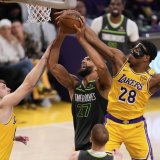 Rudy Gobert (au centre) dans ses oeuvres face à Luka Doncic et Rui Hachimura. KEYSTONE/AP/Mark J. Terrill