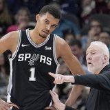 Popovich (ici au côté de Wembanyama) quitte son poste d'entraîneur des Spurs KEYSTONE/AP/Eric Gay