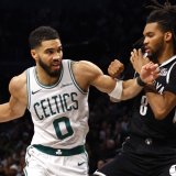 Une sombre soirée pour Jayson Tatum (0) et Boston. KEYSTONE/FR171374 AP/NOAH K. MURRAY