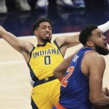 Karl-Anthony Towns (à droite) a sonné la révolte des Knicks contre les Pacers de Tyrese Haliburton (à gauche). KEYSTONE/AP/Jeff Roberson