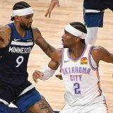 Le MVP de la saison régulière Shai Gilgeous-Alexander (à droite) a réussi un grand match face aux Timberwolves et son cousin Nickeil Alexander-Walker. KEYSTONE/EPA/CRAIG LASSIG