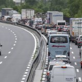 Le début du pont de l'Ascension coïncide en général avec des bouchons sur l'autoroute du Gothard en direction du sud. Dimanche, ce sera dans le sens inverse (Archives). KEYSTONE/URS FLUEELER