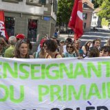 Environ 500 personnes s'étaient réunies lundi soir à Lausanne pour réclamer davantage de moyens pour les classes 1-2P (archives). KEYSTONE/CYRIL ZINGARO