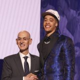 Yanic Konan Niederhäuser sert la main du commissaire de la NBA Adam Silver après avoir été drafté par les LA Clippers KEYSTONE/EPA/SARAH YENESEL