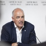 Christophe Darbellay estime qu'une interdiction uniforme dans tout le canton soulage les enseignants et les parents (archives). KEYSTONE/CYRIL ZINGARO