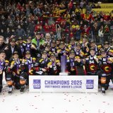Les joueuses bernoises célèbrent leur titre sur la glace de la PostFinance Arena.