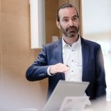 Le Conseil de fondation d’UniDistance Suisse a élu, lors de sa séance du lundi 23 juin 2025, le Prof. Dr Nicolas Rothen au poste de recteur pour la période de 2025 à 2029,.