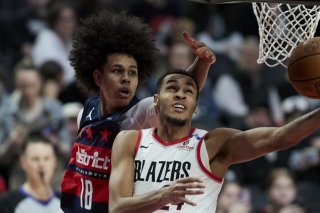 Kyshawn George (à gauche) et les Wizards ont subi la loi de Portland lundi KEYSTONE/AP/Craig Mitchelldyer