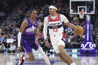 Une bien sombre soirée pour Jordan Poole (à droite). KEYSTONE/AP/Rob Gray