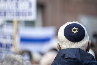 La CICAD mentionne le cas d'un homme juif portant une kippa ayant été physiquement agressé dans un supermarché lausannois l'année dernière (image prétexte). KEYSTONE/DPA/HANNES P ALBERT