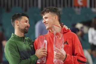 Jakub Mensik (à droite) a été félicité par Novak Djokovic lors de la remise du trophée. KEYSTONE/AP/Rebecca Blackwell